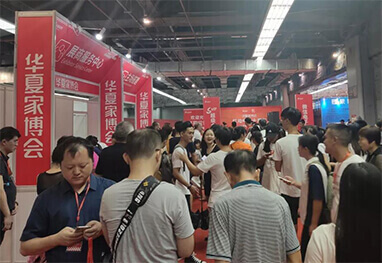 2025深圳家博会现场人流如织